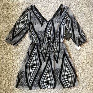 NWT BeBop Blouson Dress Size S Geometric 3/4 Sleeve Black White V-Neck Diamond